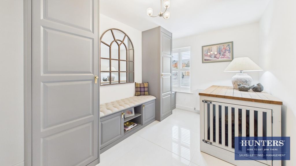 Property photo 2 of 26 Cloak Room