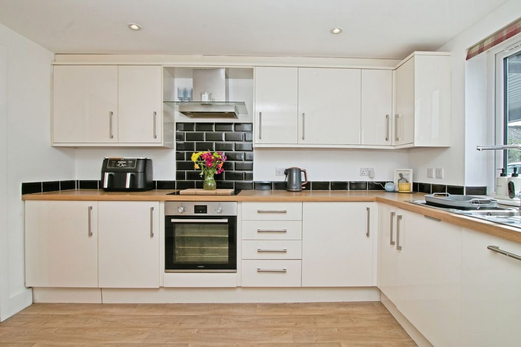 Property photo 2 of 23 Kitchen