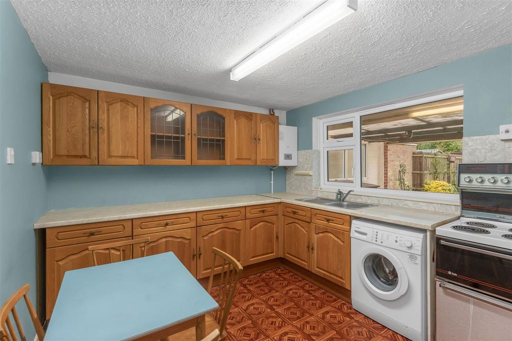 Property photo 3 of 15 14 Elmscote Road, Banbury-7.Jpg