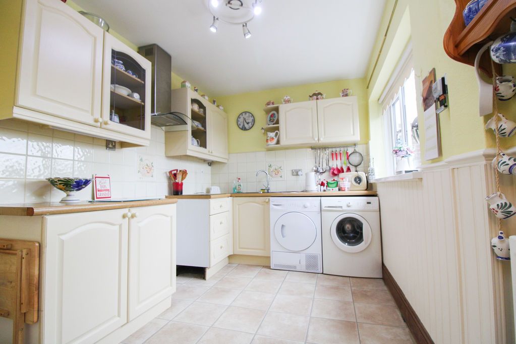 Property photo 3 of 9 Kitchen