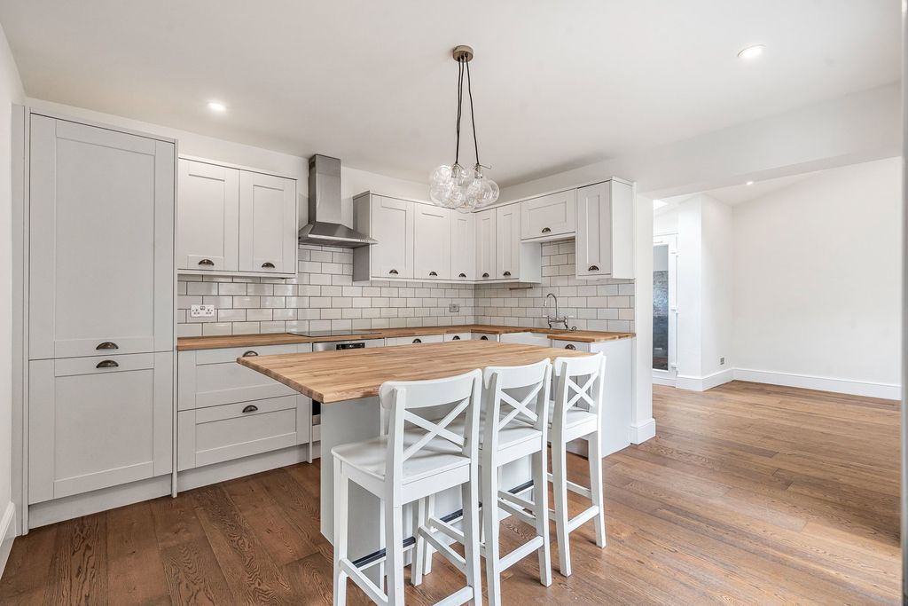 Property photo 2 of 23