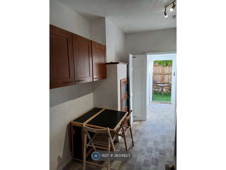 Property photo 3 of 10 Kitchen