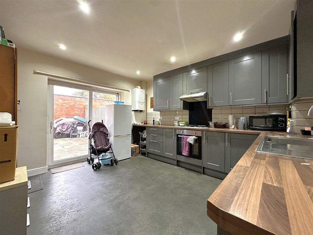 Property photo 3 of 10 Kitchen