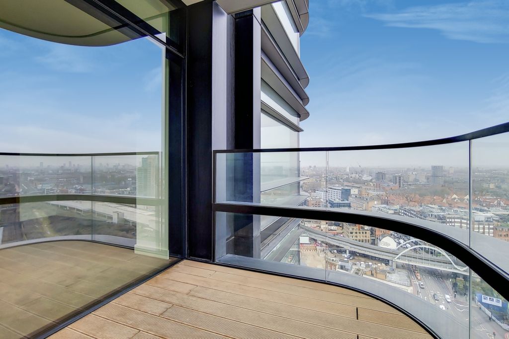 Property photo 3 of 14 Principal Tower