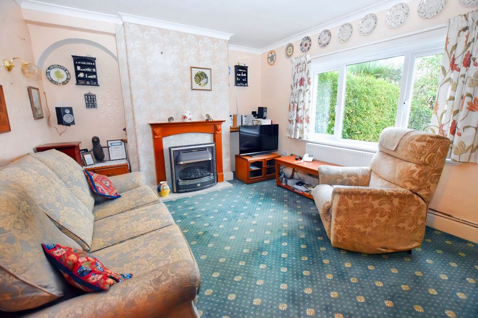 Property photo 3 of 18 Lounge 2