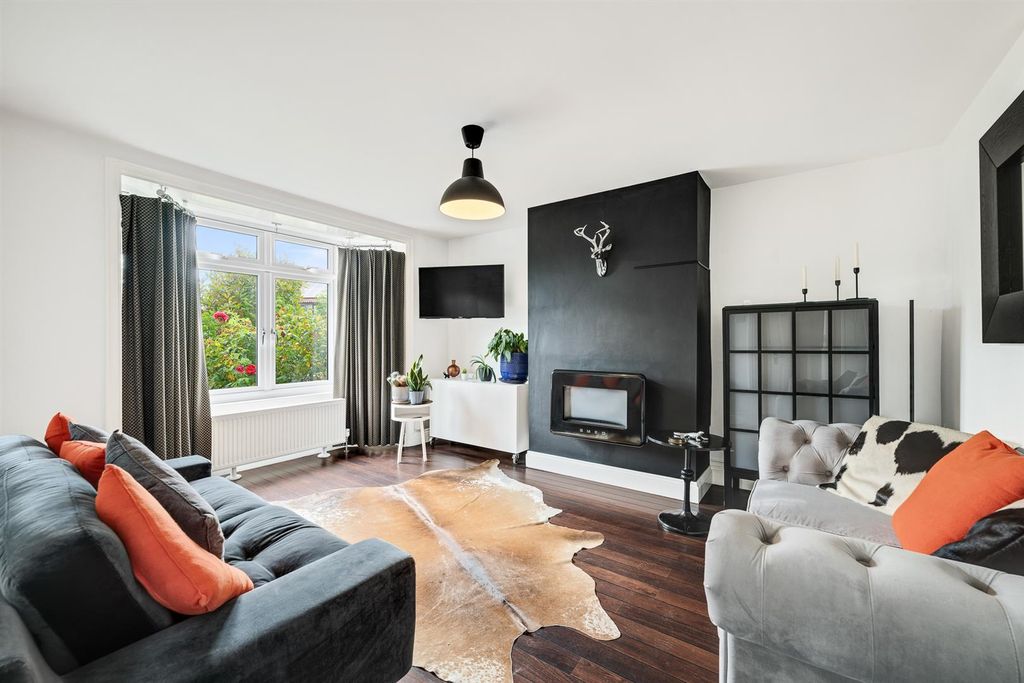 Property photo 3 of 15 Lounge