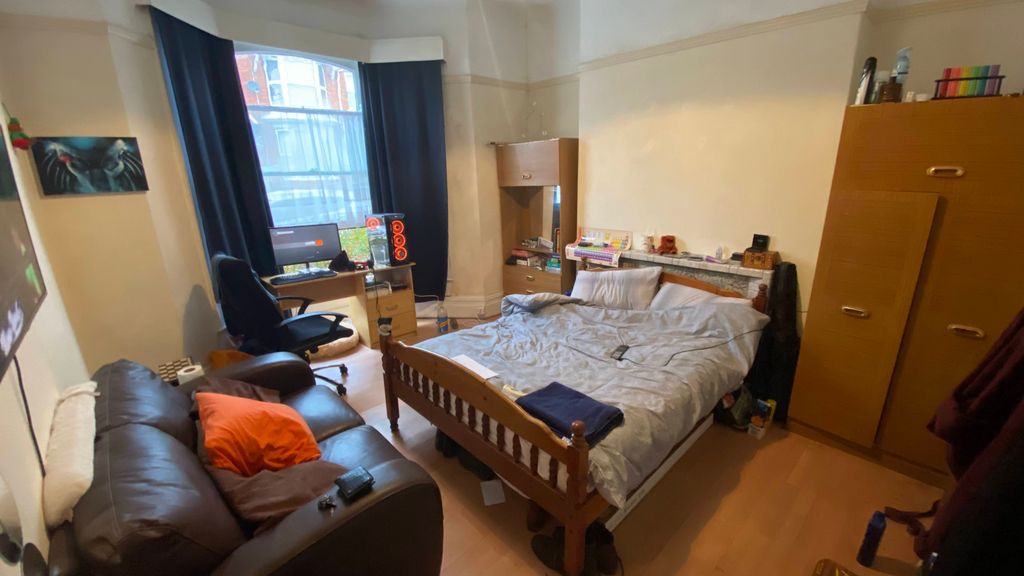 Property photo 2 of 12