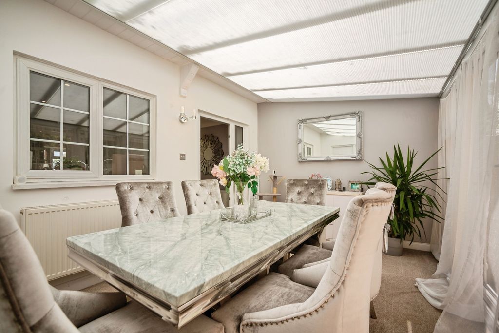 Property photo 3 of 18 Conservatory