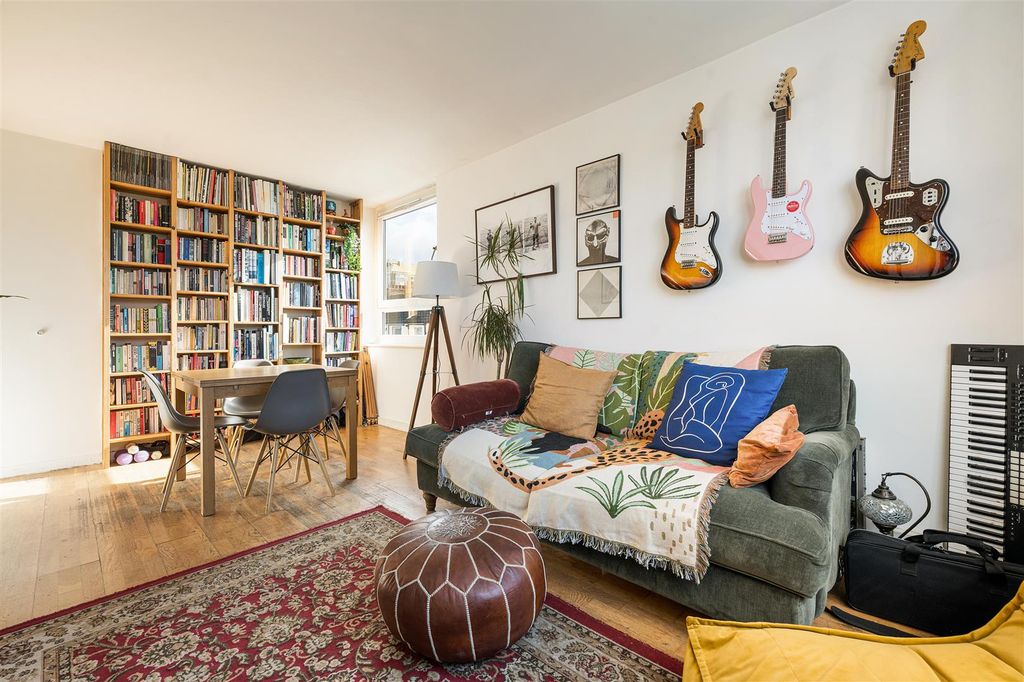 Property photo 1 of 19 Roman Road, E2