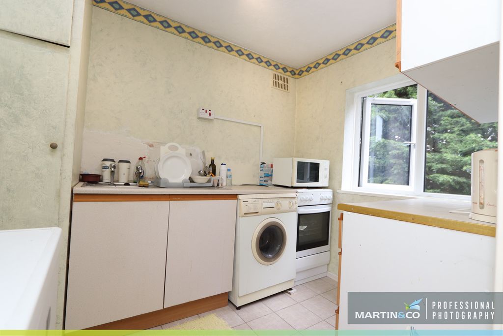 2 bed flat for saleRoehampton Court, Cranleigh Rise CF3 photo 5