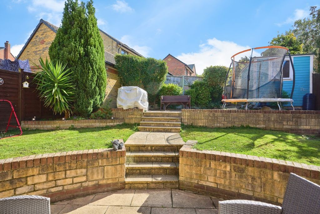 Property photo 2 of 12 Garden