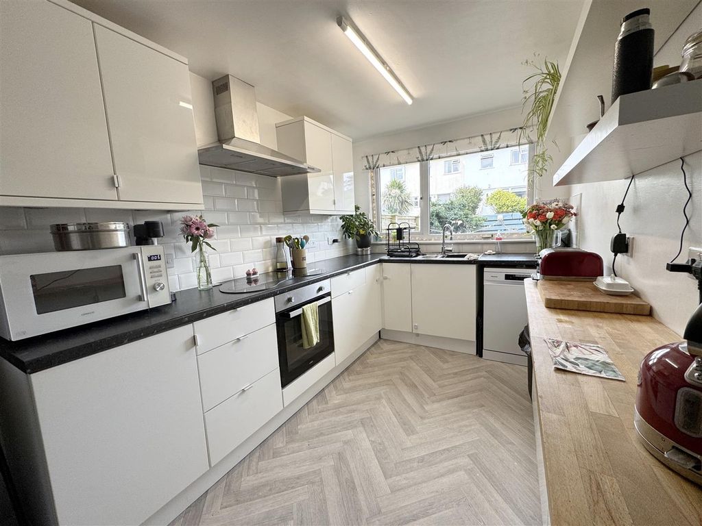 Property photo 3 of 10 Kitchen
