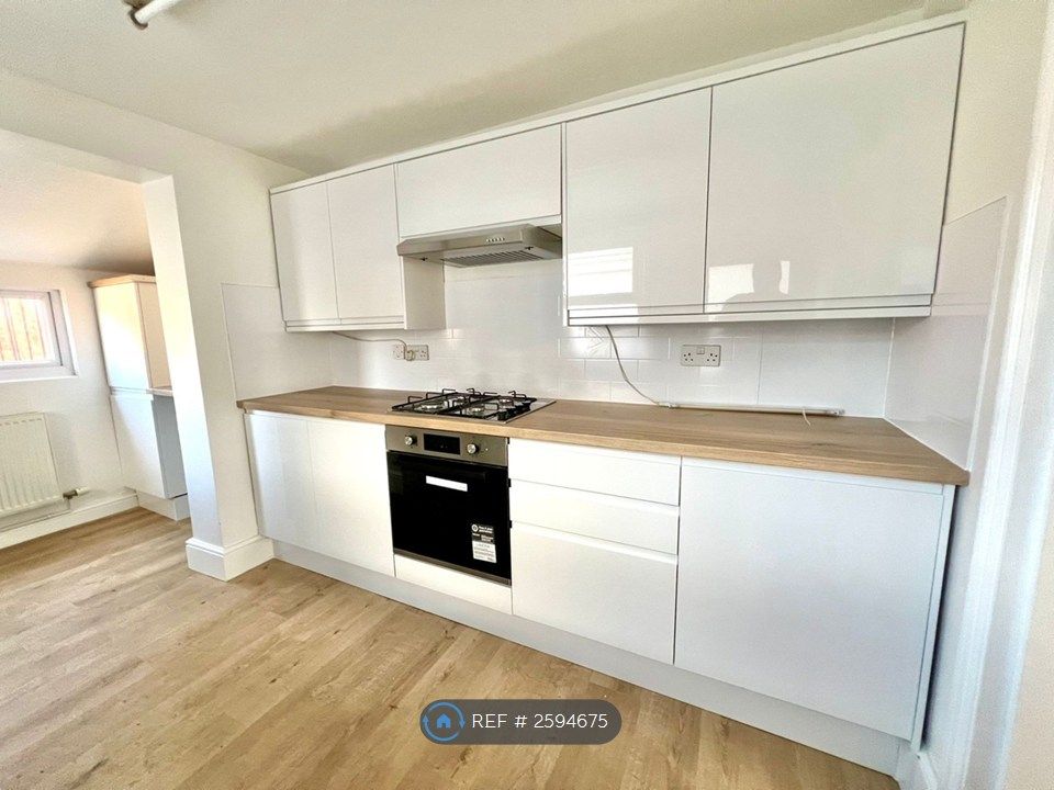 Property photo 3 of 11 Kitchen