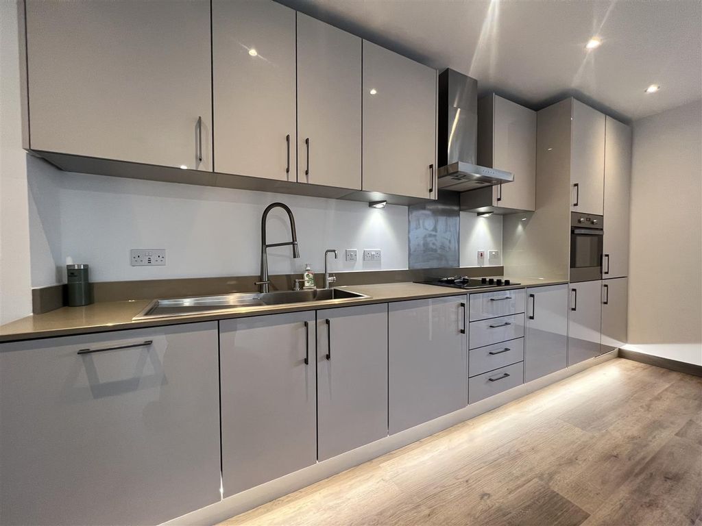 Property photo 3 of 11 Kitchen