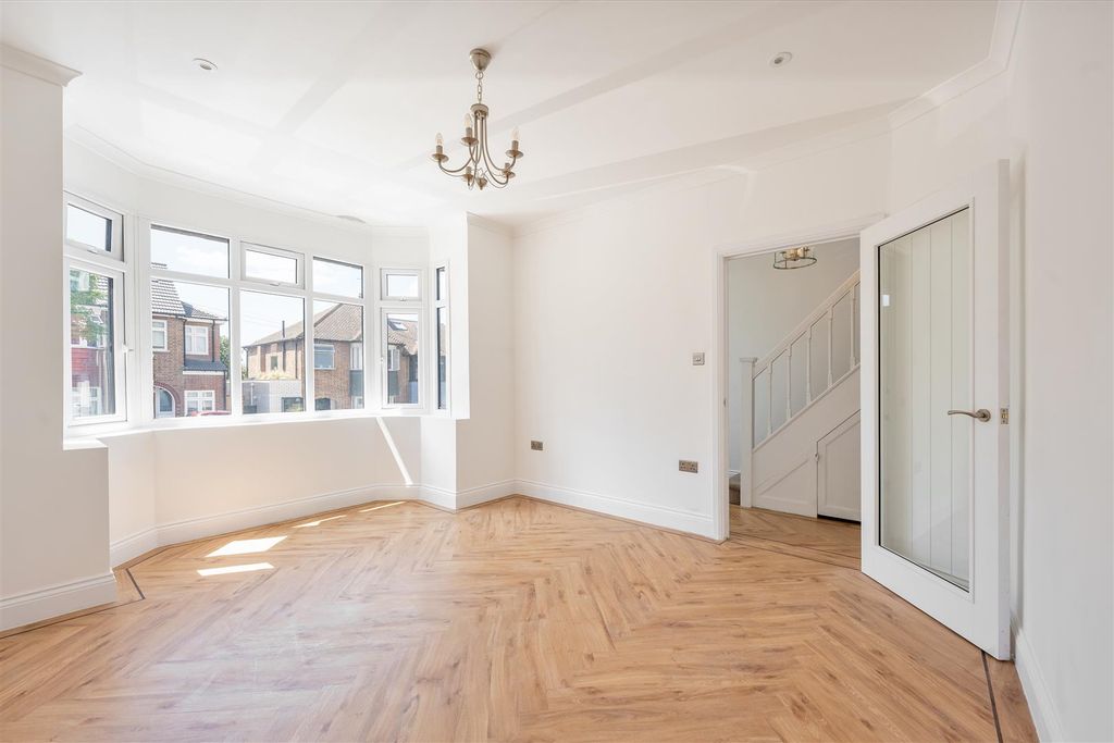 Property photo 2 of 38 Grantock Road, E17