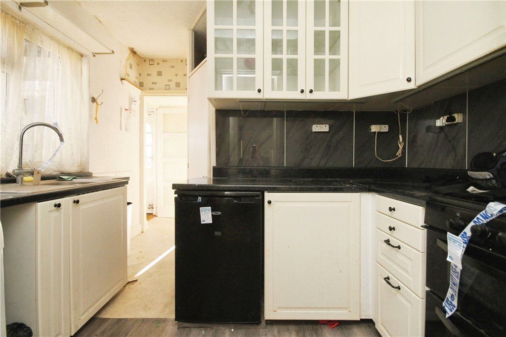Property photo 3 of 11 Kitchen