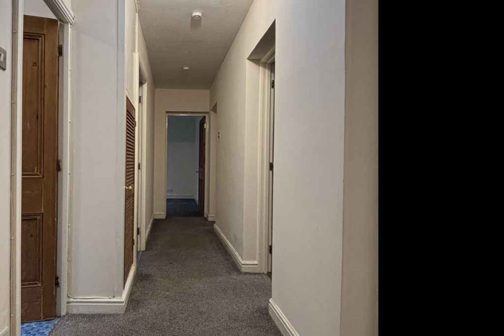 Property photo 3 of 11 Hallway