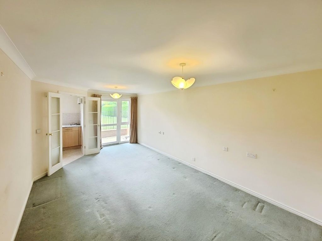 Property photo 2 of 6 Garden House Court - Lounge.Jpg