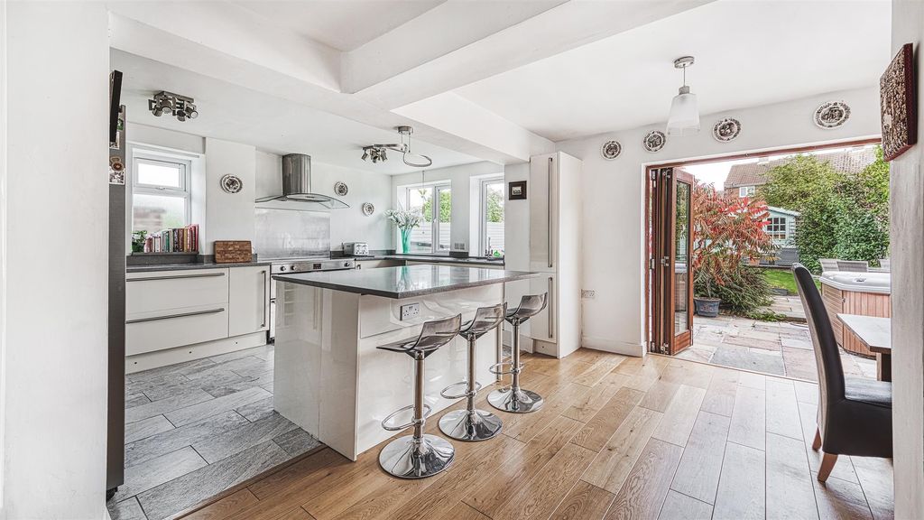 Property photo 2 of 37