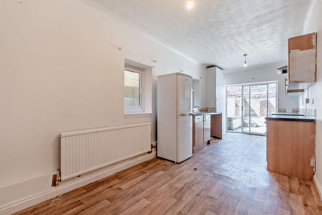 Property photo 3 of 12 8652290-Interior03-800.Jpg