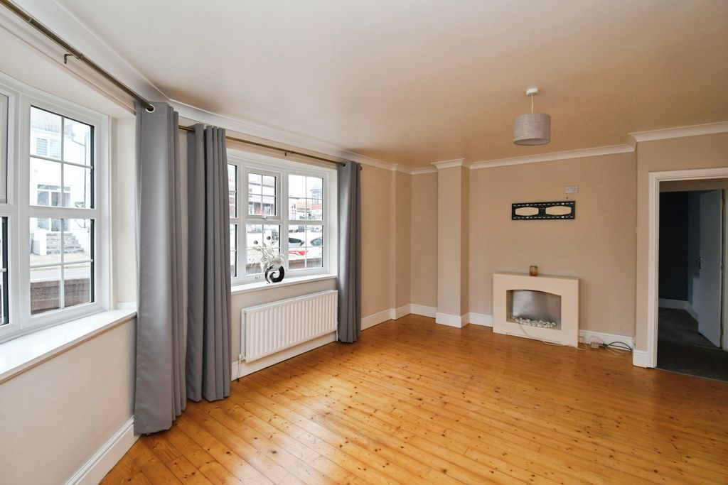 Property photo 2 of 20 Living Room