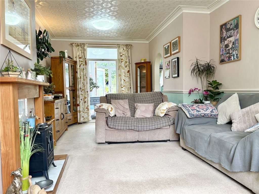 Property photo 3 of 20 Lounge