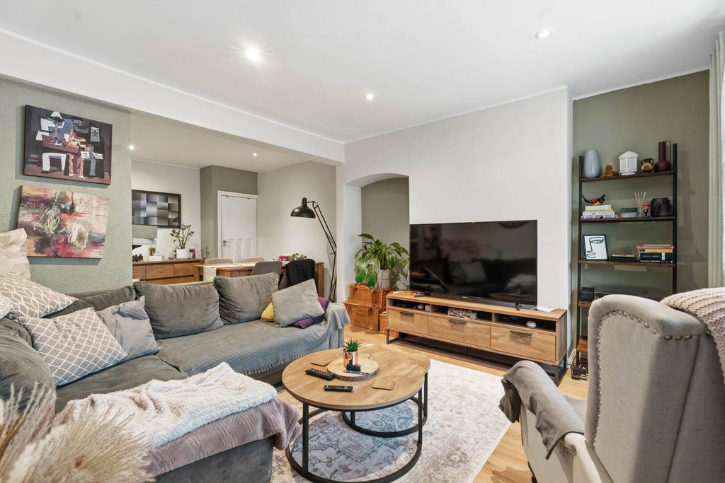 Property photo 3 of 18 Living Room