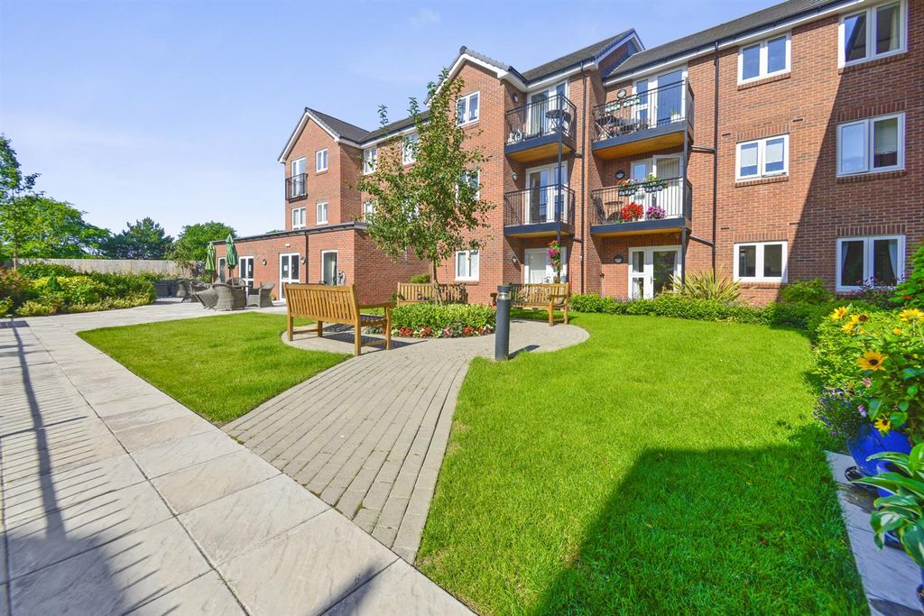 Property photo 1 of 38 Bhmcs - Miller Place - Mk418En - 94.Jpg