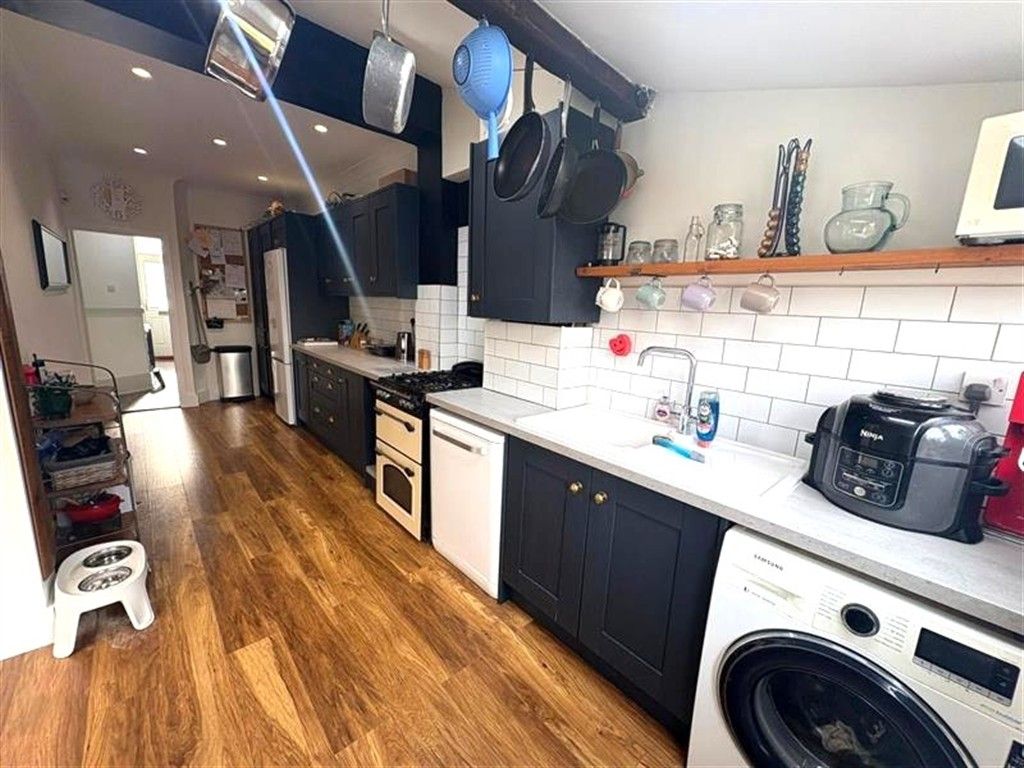 Property photo 3 of 11 Kitchen