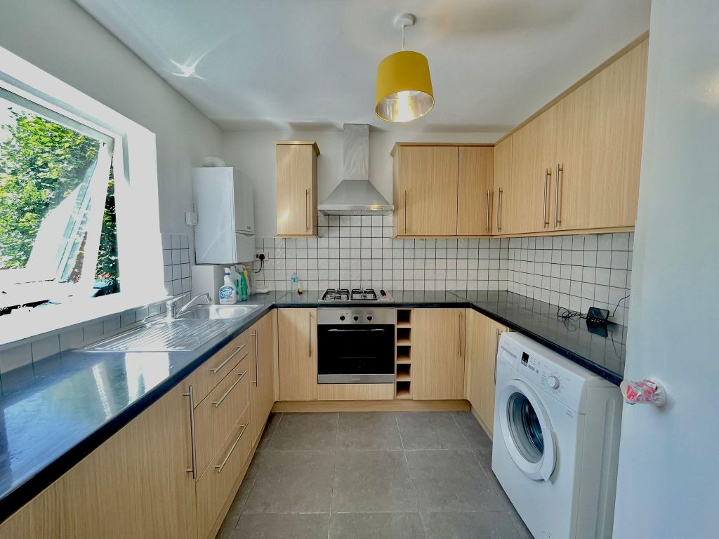 Property photo 1 of 6 Kitchen