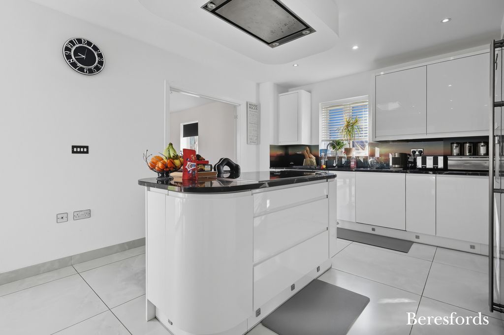 Property photo 2 of 39 Picture No. 11