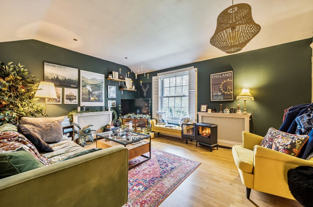 Property photo 2 of 11 1409743-8-698B247...