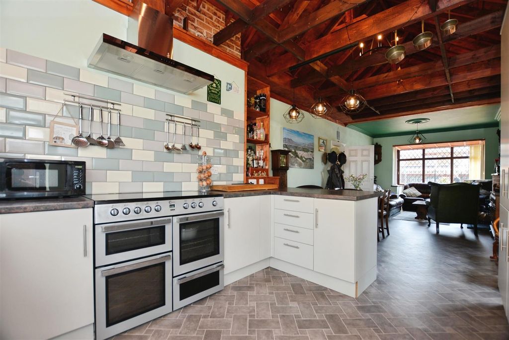 Property photo 2 of 25 Kitchen/Longe