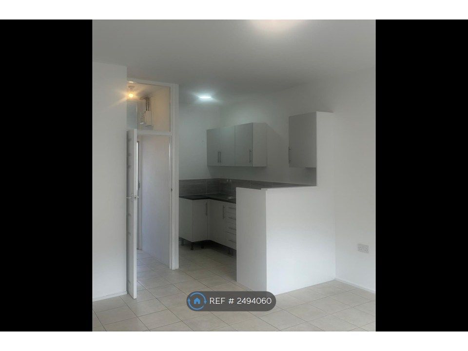 Property photo 3 of 6 Kitchenette