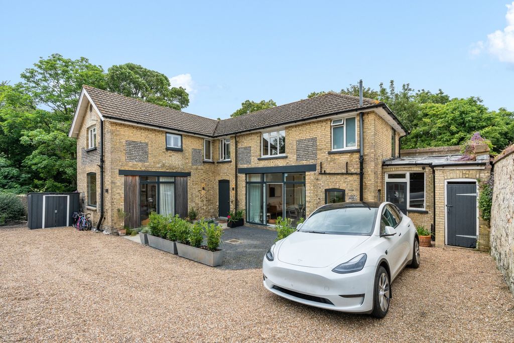 4 bed detached house for saleFairfield Road BN20