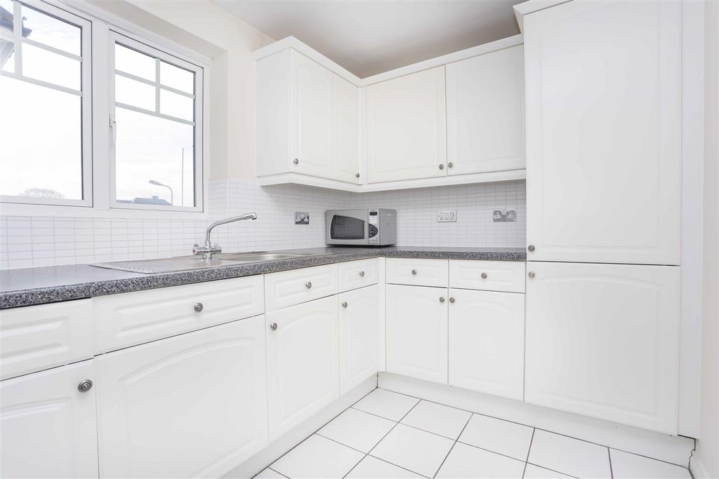 Property photo 3 of 9 5 Augusta Nw4 (5).Jpg