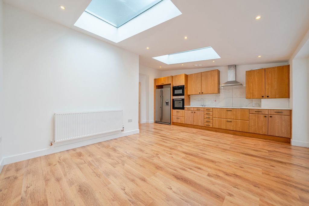Property photo 2 of 22 1536767-16-6Ad1Fb...