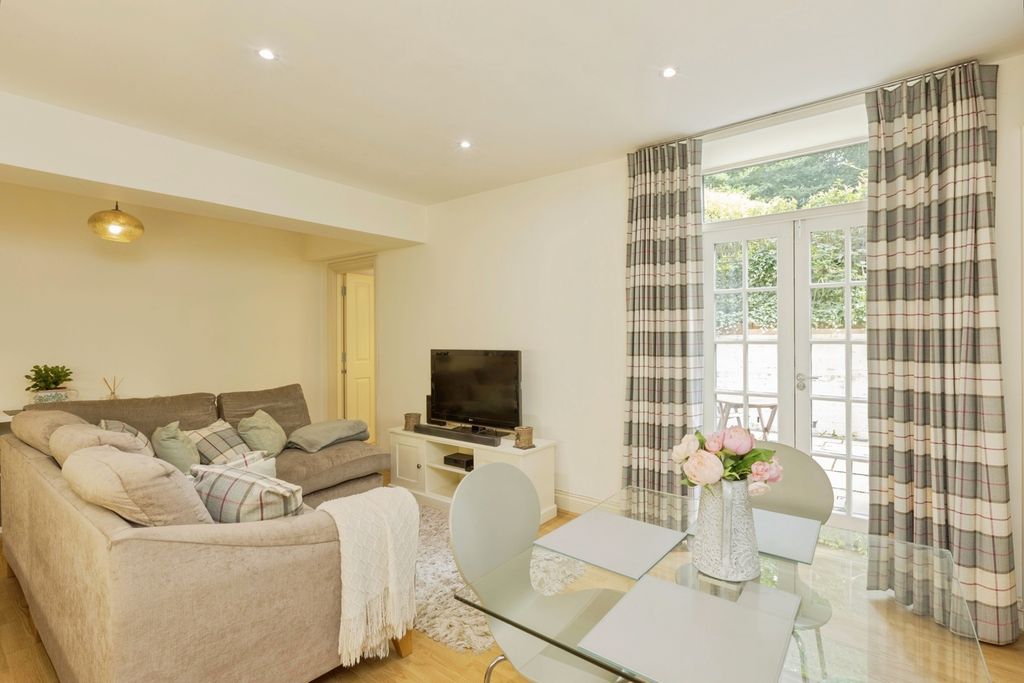 Property photo 2 of 16 Photo