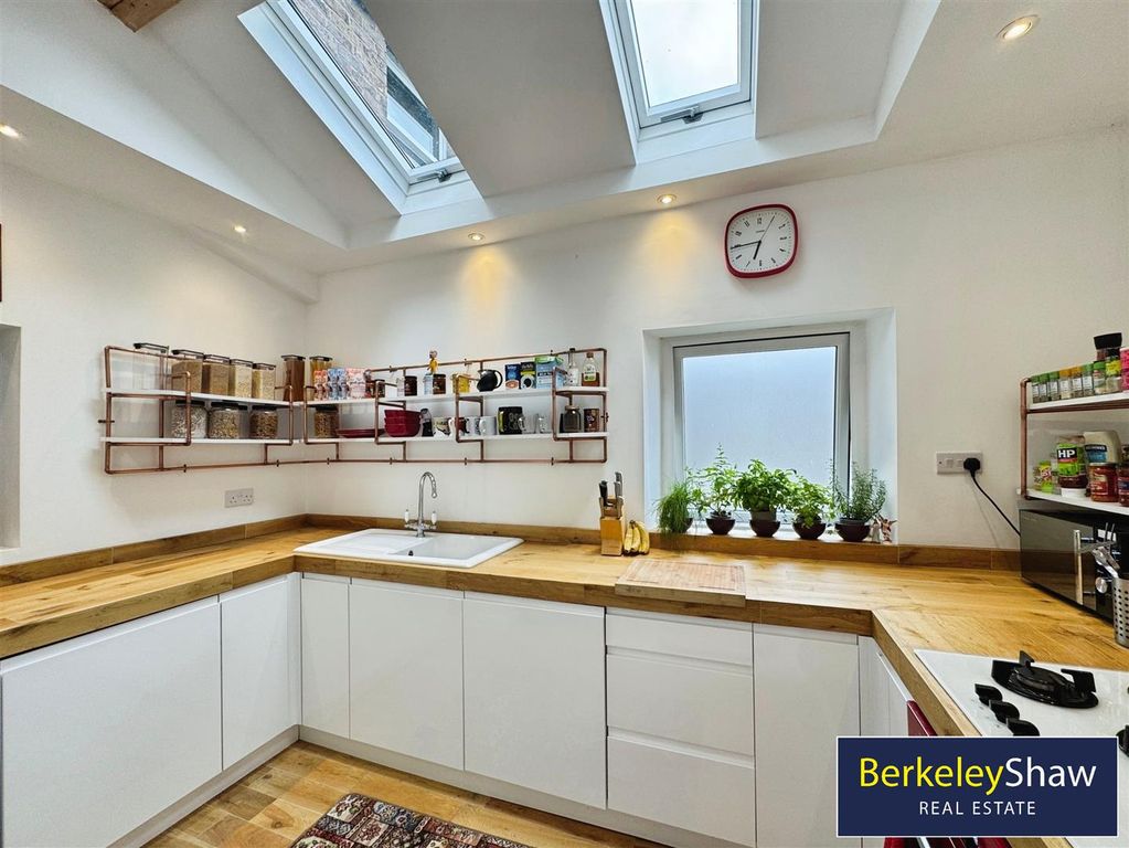 Property photo 3 of 16 Kitchen