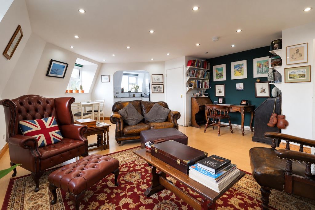 Property photo 1 of 19 Lounge (5).Png