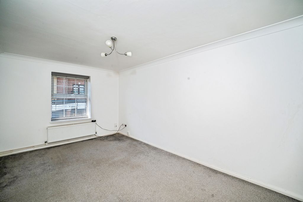 Property photo 3 of 9 Lounge Pic 2