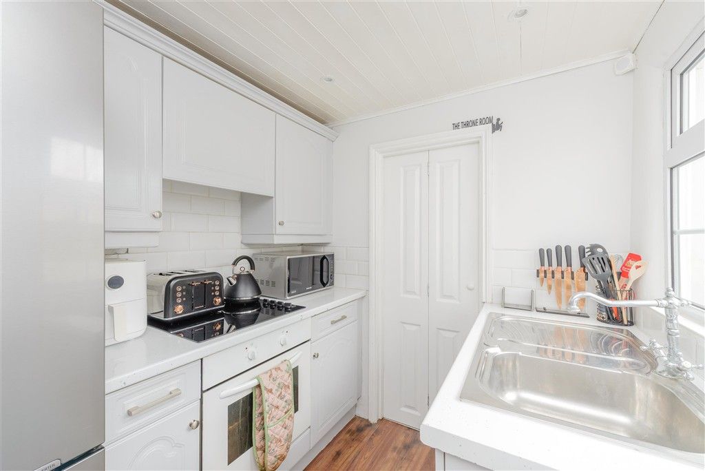 Property photo 3 of 8 Kitchen