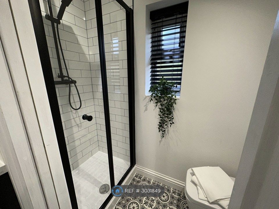 Property photo 3 of 9 Studio 4 En-Suite