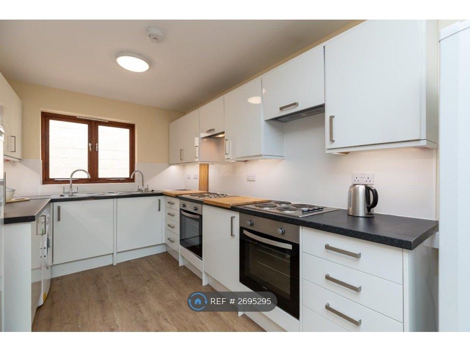 Property photo 2 of 18 Double Oven & Fridges