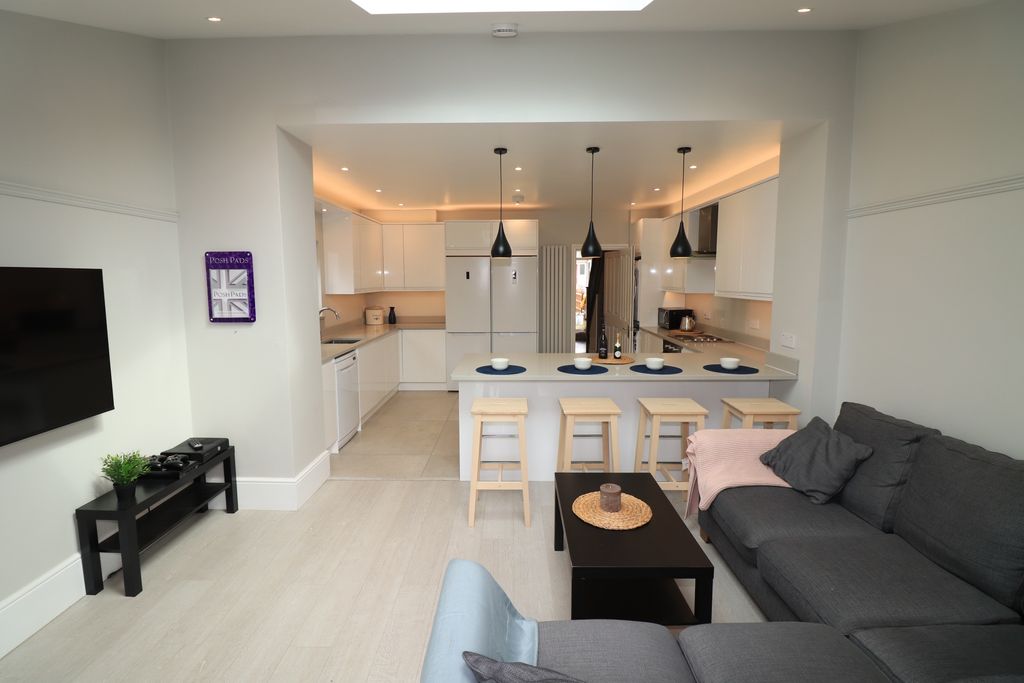 Property photo 2 of 8 Lounge