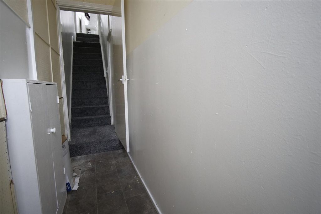 Property photo 2 of 6 Hallway