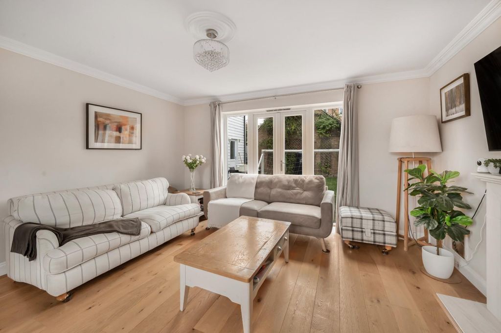 Property photo 2 of 21 Lounge