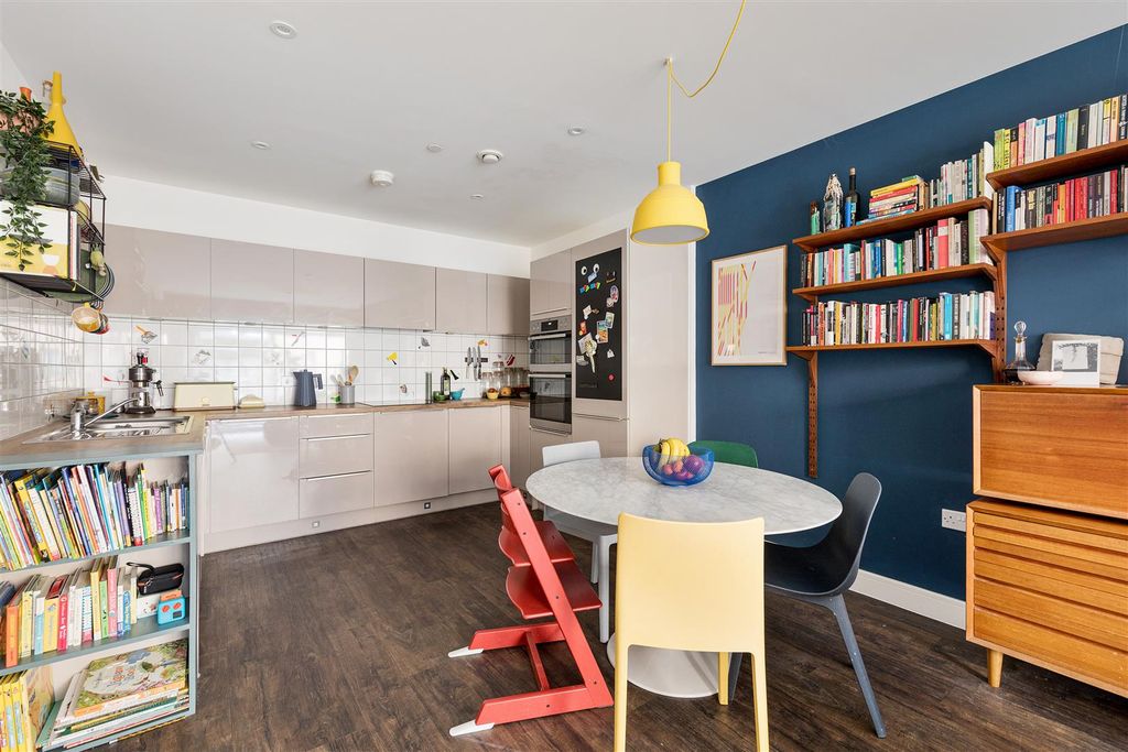 Property photo 3 of 29 Champness Close, E17