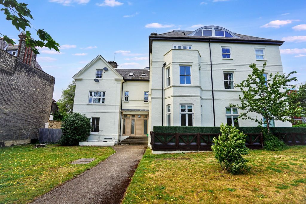 Property photo 1 of 15 Flat 11, 21 Streatham Common North, Streatham, London, Sw16 3Hj