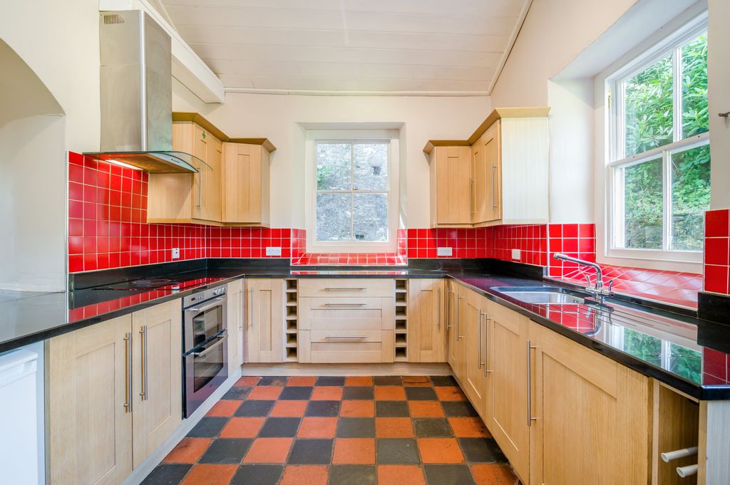 Property photo 2 of 31